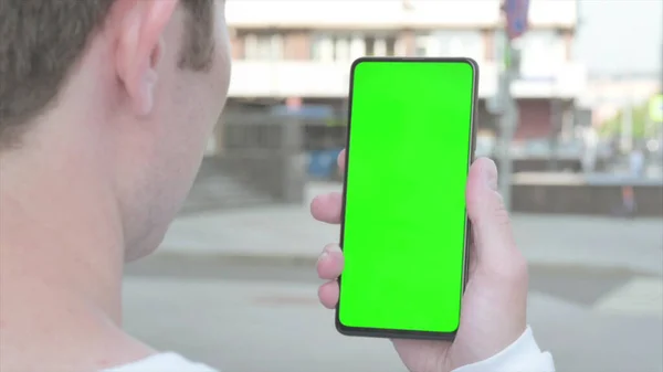 Close Casual Man Using Smartphone Green Screen Outdoor — Foto Stock