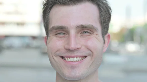 Face Close Smiling Casual Man Outdoor — Stock fotografie