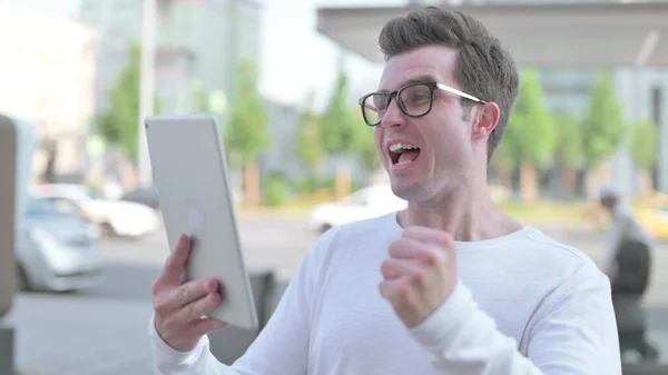 Casual Man Celebrating Success Tablet Outdoor — Stock fotografie