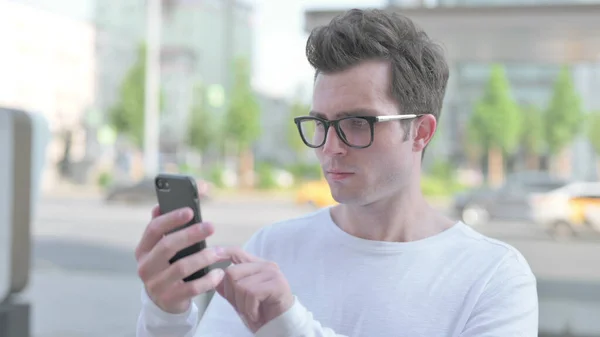 Casual Man Browsing Internet Smartphone Outdoor — ストック写真