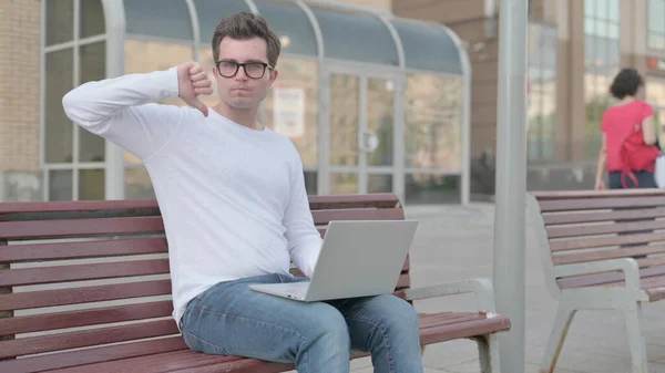 Thumbs Casual Man Laptop Sitting Bench — Stockfoto
