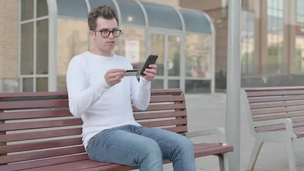 Casual Man Reacting Online Payment Failure Smartphone While Sitting Outdoor — Foto de Stock