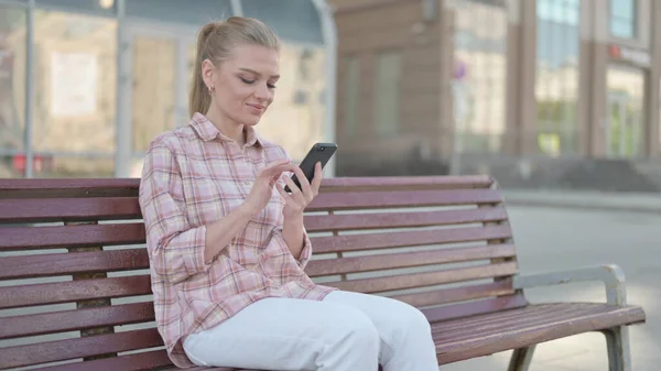 Casual Woman Using Smartphone While Sitting Outdoor Bench — Foto de Stock