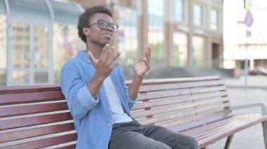 Benç 'te otururken gergin Afrikalı Adam Hüsrana uğruyor