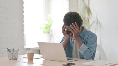 Afrikalı Adam Laptop Kullanırken Kaybına Tepki Veriyor