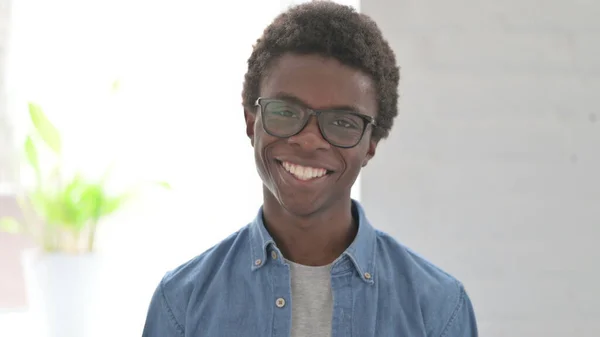 Retrato Del Hombre Africano Agitando Cabeza Como Signo Aprobación — Foto de Stock