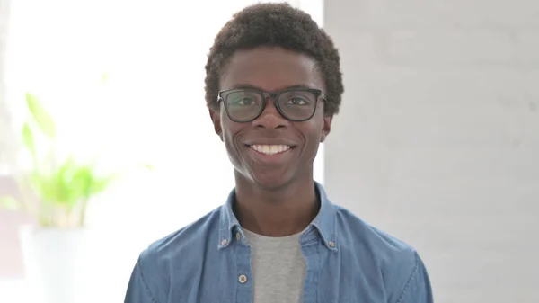 Portrét Afrického Muže Usmívajícího Kameru — Stock fotografie