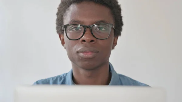 Close African Man Looking Camera While Using Laptop Office — Fotografia de Stock