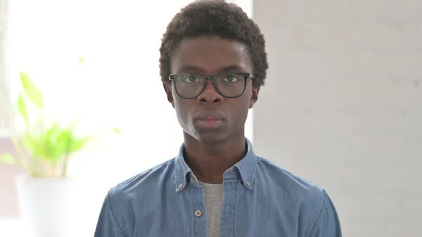 Kameraya Bakan Afrikalı Adam Portresi — Stok fotoğraf