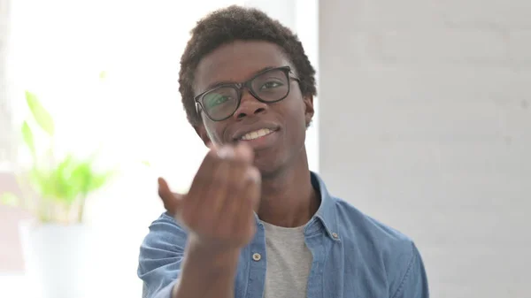 Porträtt Afrikansk Man Peka Kameran Och Inbjudande — Stockfoto