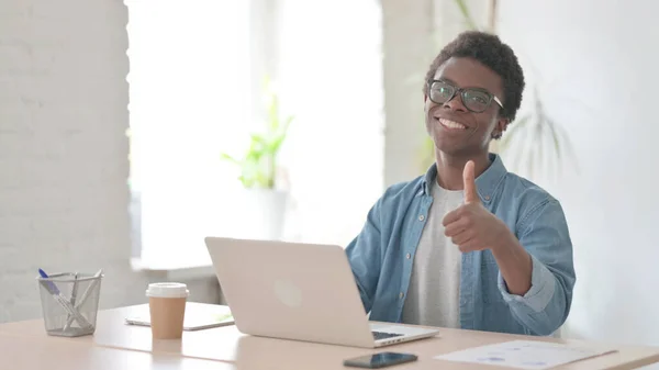Thumbs African Man Using Laptop Office — ストック写真