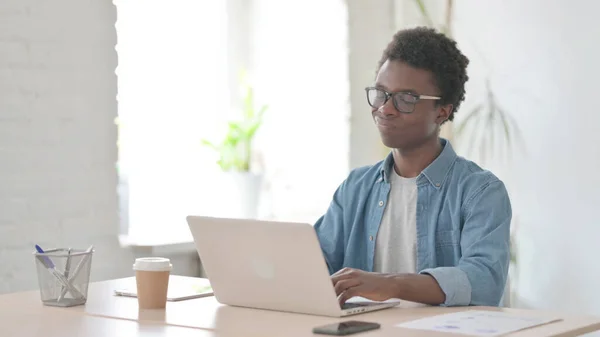 African Man Shaking Head Rejection While Using Laptop Office — Stockfoto