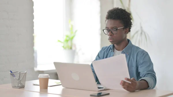 African Man Working Documents Office — Φωτογραφία Αρχείου