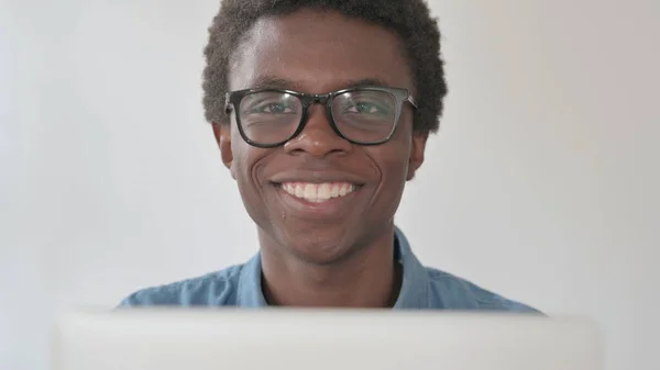 Close African Man Smiling Camera While Using Laptop Office — ストック写真