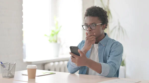 Uomo Africano Sconvolto Che Reagisce Alla Perdita Smartphone — Foto Stock