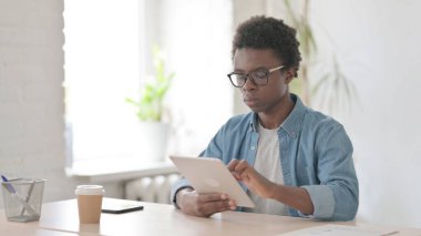 Ofiste otururken Tablet kullanan Afrikalı Adam