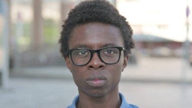 Dışarıdaki Kameraya Bakan Afrikalı Adam Portresi