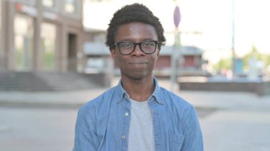 Reddedilen Afrikalı Adam Açık Hava 'da Sallanan Kafa