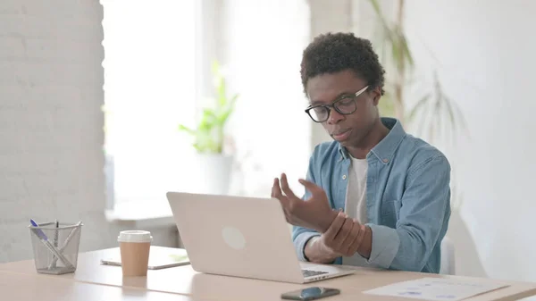 African Man Έχοντας Πόνο Στον Καρπό Κατά Χρήση Laptop Στο — Φωτογραφία Αρχείου