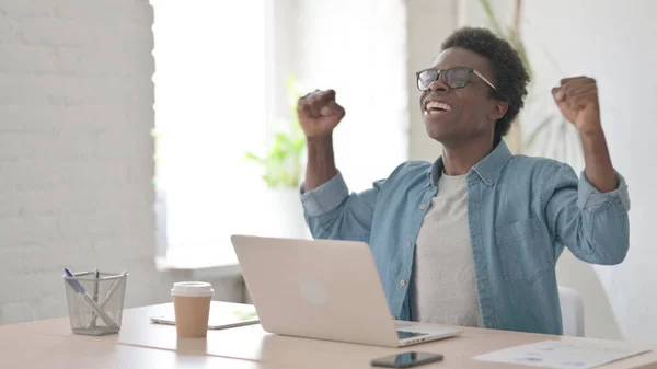 Afrikansk Man Firar Framgång När Använder Laptop Office — Stockfoto