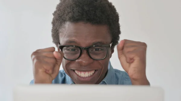 Nahaufnahme Eines Afrikaners Der Erfolg Feiert Während Laptop Büro Benutzt — Stockfoto