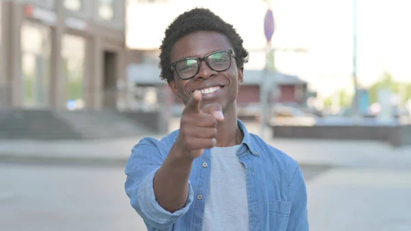 African Man Pointing Camera Outdoor — Fotografia de Stock