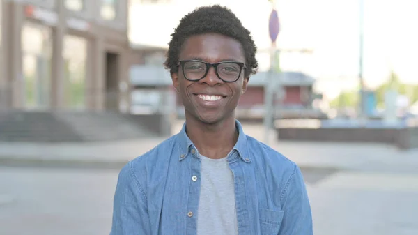 Portrait Agree African Man Shaking Head Approval Outdoor — Foto de Stock