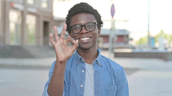 African Man Showing Sign Finger Outdoor — Foto de Stock