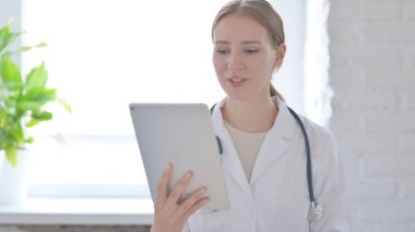 Tabletteki Çevrimiçi Video Çağrısı İçin Konuşan Kadın Doktor