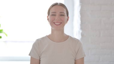 Genç Kadın Kameraya Gülümsüyor