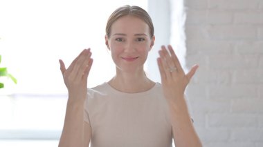 Kamerayı ve Daveti Gösteren Genç Kadın