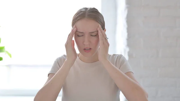 Mujer Joven Cansada Con Dolor Cabeza Migraña — Foto de Stock