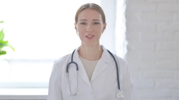 Female Doctor Talking Online Video Conference — Foto de Stock