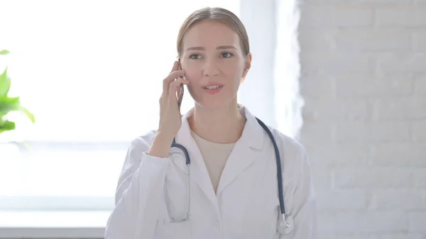 Female Doctor Talking Phone Patient — Stockfoto