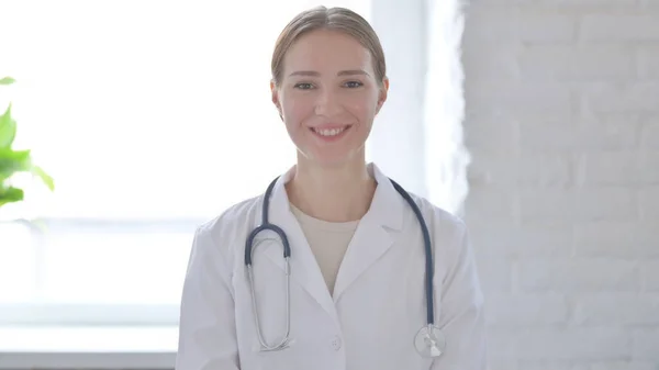 Doctora Sonriendo Cámara —  Fotos de Stock