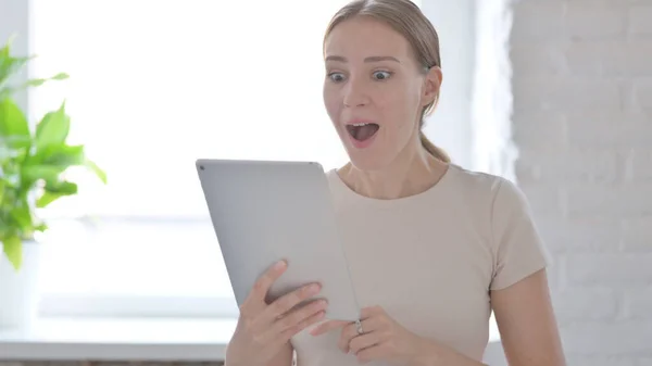 Mujer Joven Animando Ganar Tableta Digital — Foto de Stock