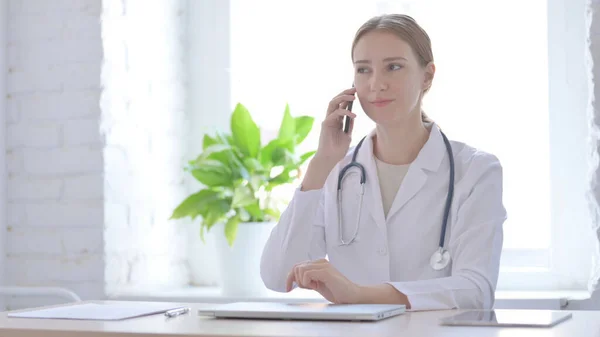 Kvinnlig Doktor Talar Telefon Kliniken — Stockfoto