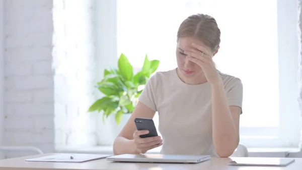 Upprörd Ung Kvinna Som Reagerar Förlust Smartphone — Stockfoto