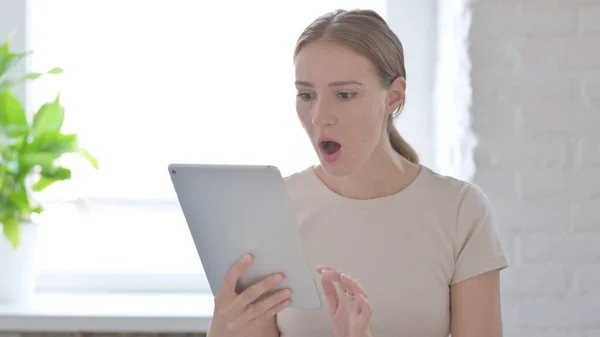 Shocked Young Woman Reacting Loss Digital Tablet — Foto Stock