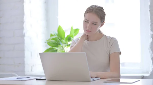 Giovane Donna Che Dolore Collo Durante Utilizzo Del Computer Portatile — Foto Stock