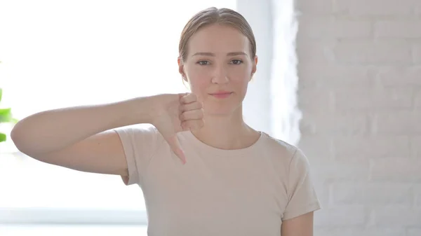 Baş Parmaklarını Gösteren Genç Bir Kadın — Stok fotoğraf