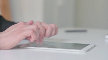 Dijital Tablet 'te İki Elle Yazan Adam' ı Kapat