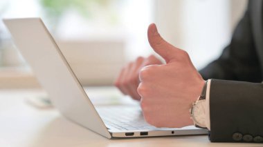 Yetişkin İş Adamının Dizüstü bilgisayarını kullanarak Kapat, Başparmakları Göster