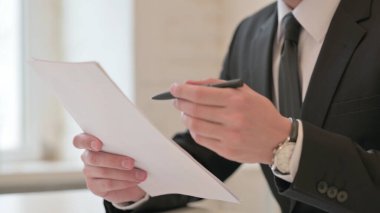 Kağıtları ve Kalem Çalışmaları Raporunu Tutan Yetişkin İşadamı 'nın Kapanışı
