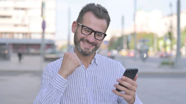 Adult Man Celebrating Online Success Smartphone Outdoor — Stock Photo, Image