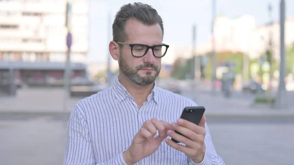 Adult Man Browsing Internet Smartphone Outdoor — Stockfoto