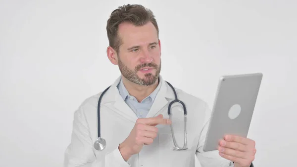 大人の医師の肖像 デジタルタブレットでビデオチャットを行う 白の背景 — ストック写真