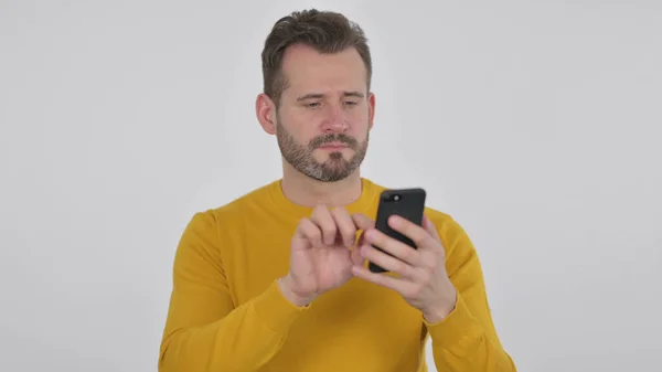Portret Dojrzałego Dorosłego Mężczyzny Przy Użyciu Smartfona Białe Tło — Zdjęcie stockowe