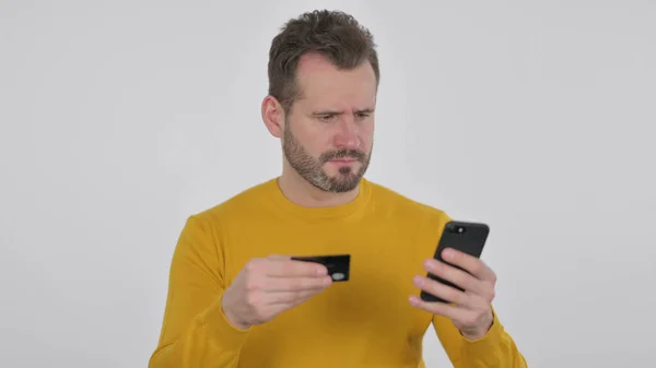 スマートフォンでオンライン決済に失敗した成人男性の肖像 白の背景 — ストック写真