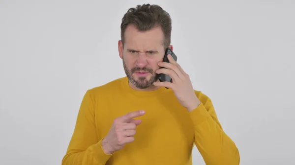 Kızgın Olgun Yetişkin Adamın Portresi Akıllı Telefonla Konuşuyor Beyaz Arkaplan — Stok fotoğraf
